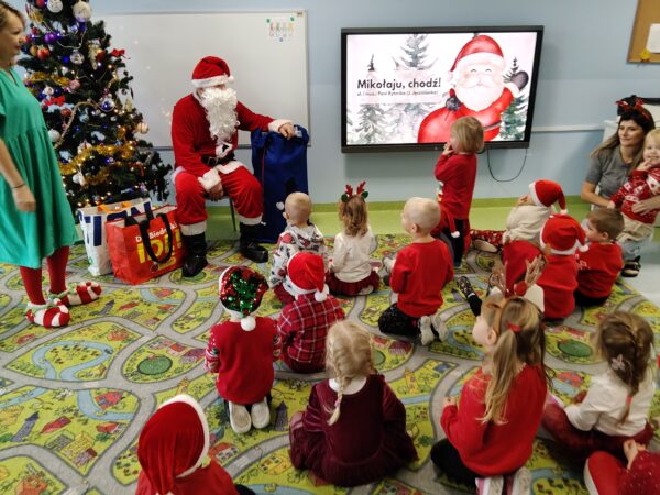 Wizyta Mikołaja i Elfa w grupie Misiów.