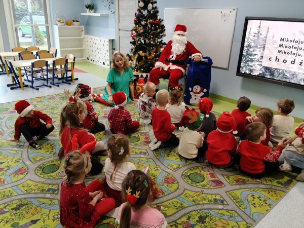 Wizyta Mikołaja i Elfa w grupie Misiów.