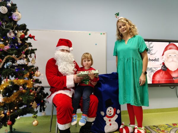 Pamiątkowe zdjęcie Rysia z Mikołajem i Elfem.