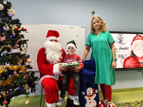 Pamiątkowe zdjęcie Szymonka z Mikołajem i Elfem.