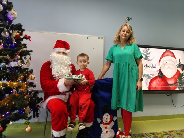 Pamiątkowe zdjęcie Wojtka z Mikołajem i Elfem.