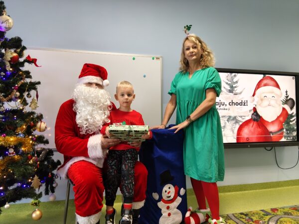 Pamiątkowe zdjęcie Kacperka z Mikołajem i Elfem.