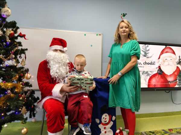 Pamiątkowe zdjęcie Oskarka z Mikołajem i Elfem.