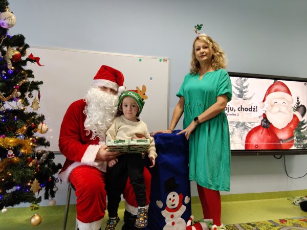 Pamiątkowe zdjęcie Krzysia z Mikołajem i Elfem.