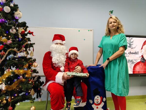 Pamiątkowe zdjęcie Kacperka z Mikołajem i Elfem.