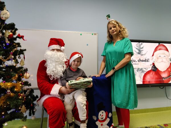 Pamiątkowe zdjęcie Iwa z Mikołajem i Elfem.