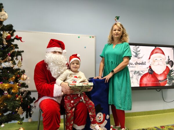 Pamiątkowe zdjęcie Kubusia z Mikołajem i Elfem.