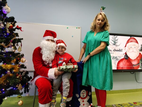 Pamiątkowe zdjęcie Michałka z Mikołajem i Elfem.