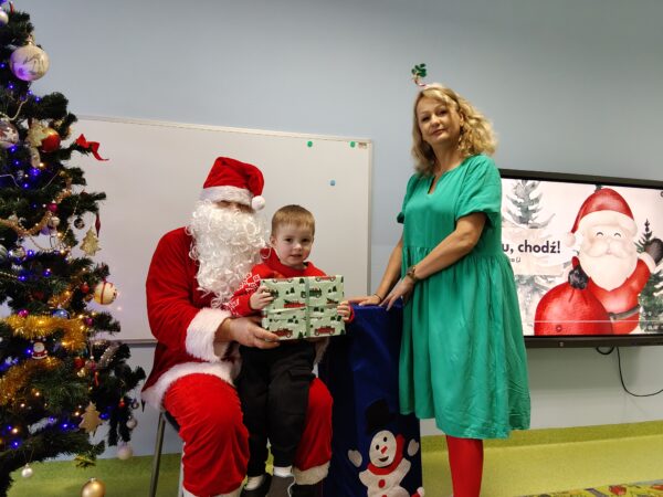 Pamiątkowe zdjęcie Jasia z Mikołajem i Elfem.