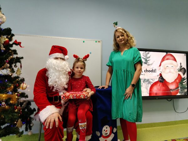 Pamiątkowe zdjęcie Wiktorki z Mikołajem i Elfem.