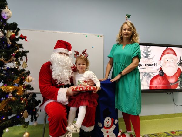 Pamiątkowe zdjęcie Lidzi z Mikołajem i Elfem.