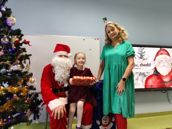Pamiątkowe zdjęcie Karolci z Mikołajem i Elfem.