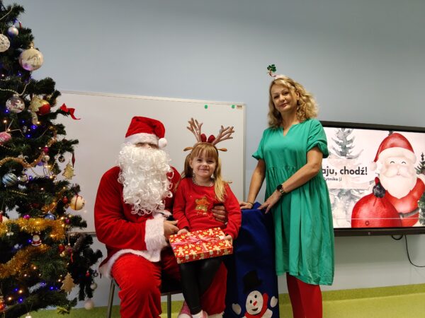 Pamiątkowe zdjęcie Darusi z Mikołajem i Elfem.