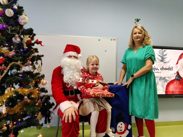 Pamiątkowe zdjęcie Klarci z Mikołajem i Elfem.