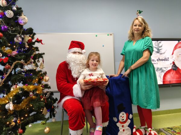 Pamiątkowe zdjęcie Gabrysi z Mikołajem i Elfem.