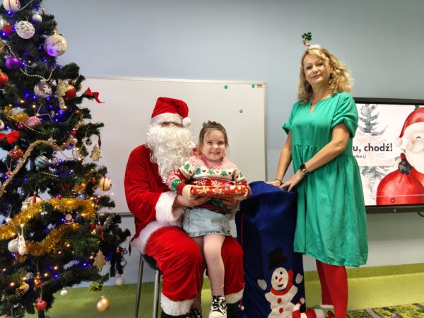 Pamiątkowe zdjęcie Julci z Mikołajem i Elfem.