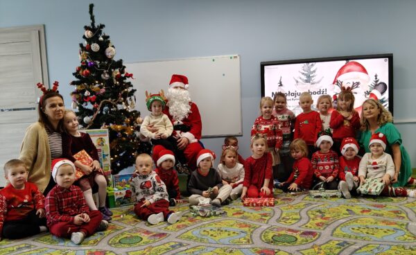 Wizyta Mikołaja i Elfa w grupie Misiów.