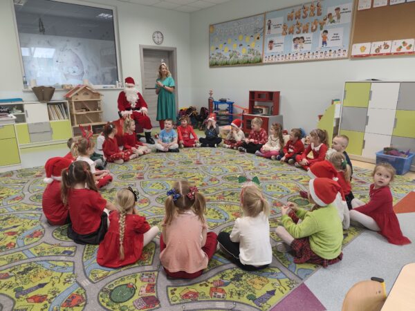 Dzieci pięknie Mikołajowi śpiewają i na prezenty czekają