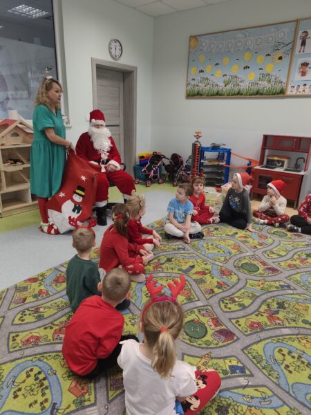 Mikołaj wręcza prezenty dzieciom z grupy Pszczółek