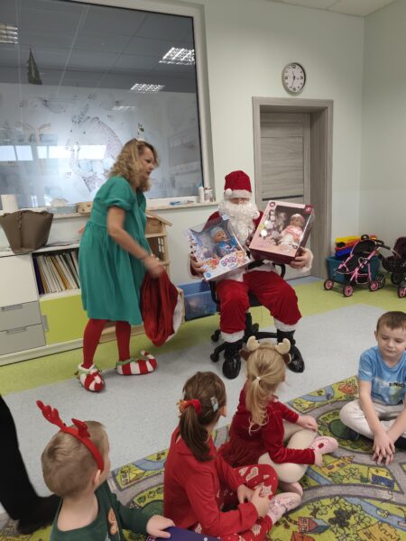 Pani Dyrektor jako elf pomaga Mikołajowi