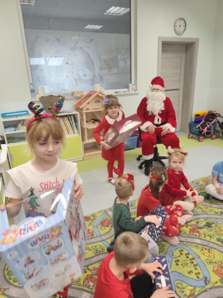 Dziewczynki dumnie odbierają prezenty