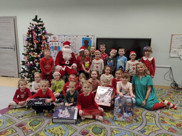 Wspólne zdjęcie z Mikołajem i Elfem Pomocnikiem