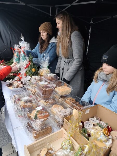 Rodzice sprzedają smakołyki i ozdoby
