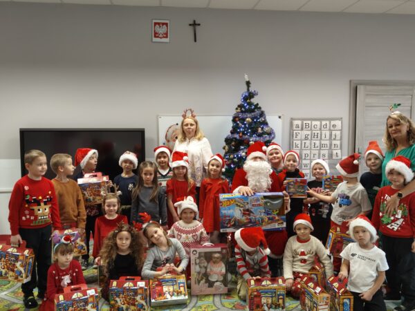 Jeżyki pozują do zdjęcia z Mikołajem