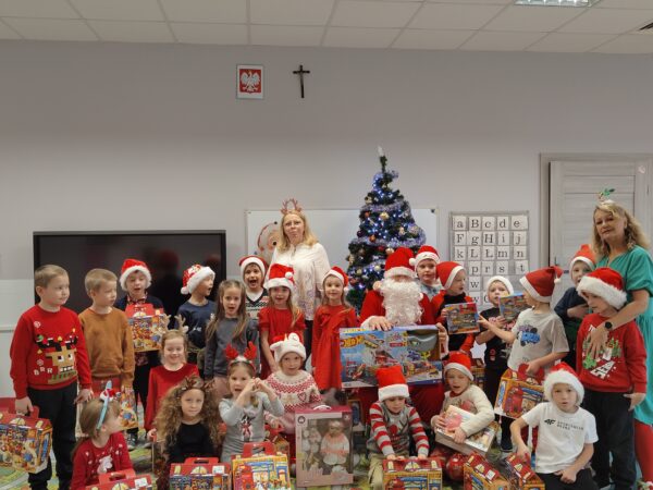 Grupa Jeżyków ze św. Mikołajem i elfem Pomocnikiem