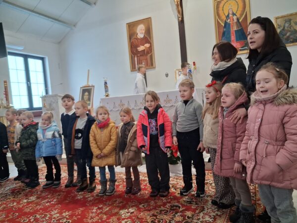 Przedszkolaki prezentują polskie kolędy