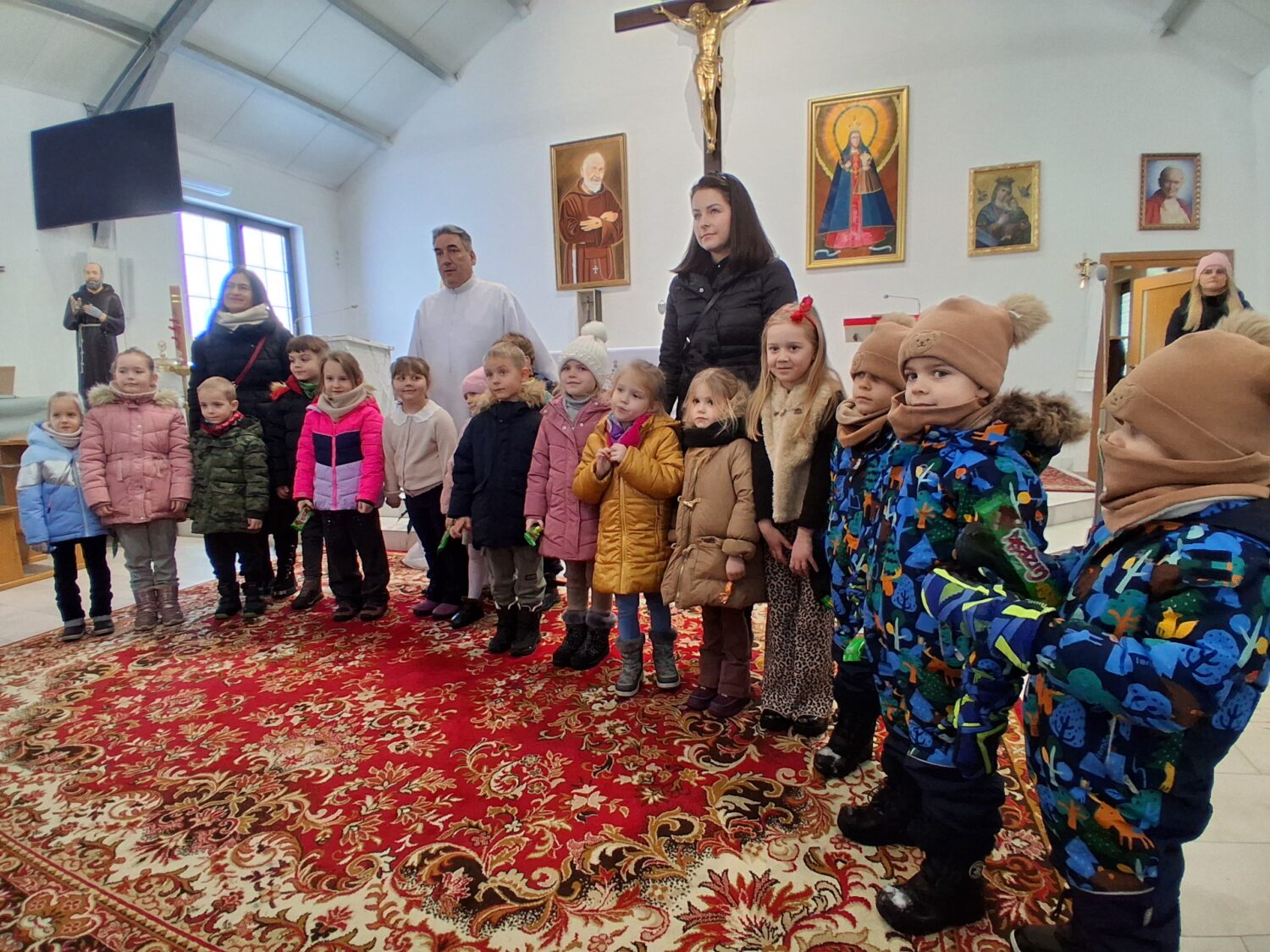 Przedszkolaki śpiewają kolędy i pastorałki