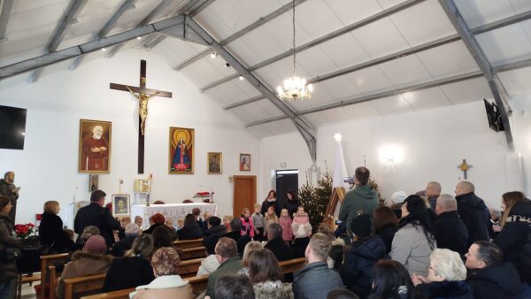 Lokalna społeczność uczestniczy w koncercie kolęd