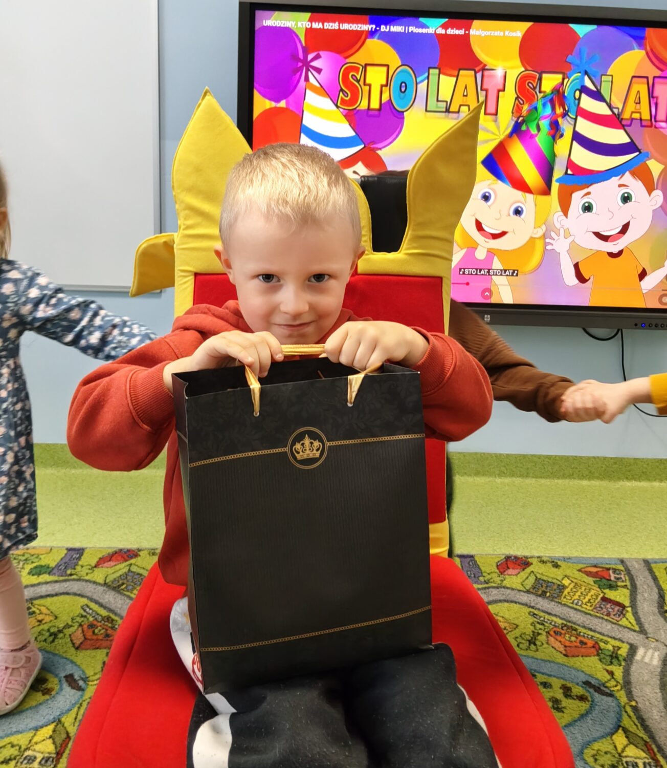 Oskarek świętuje w przedszkolu 3. urodzinki.