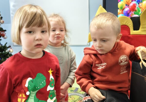 Oskarek świętuje w przedszkolu 3. urodzinki.