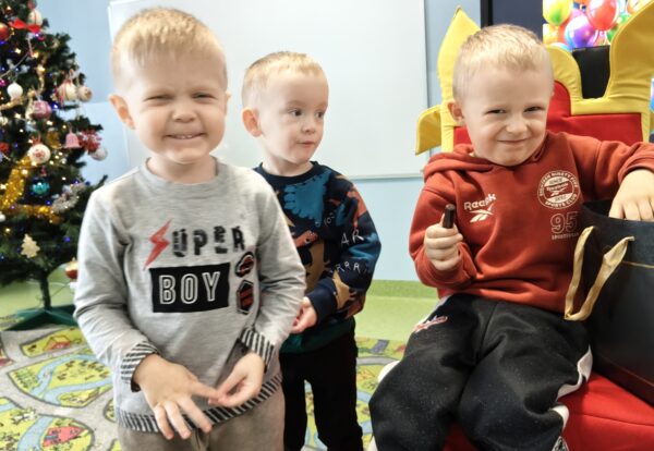 Oskarek świętuje w przedszkolu 3. urodzinki.