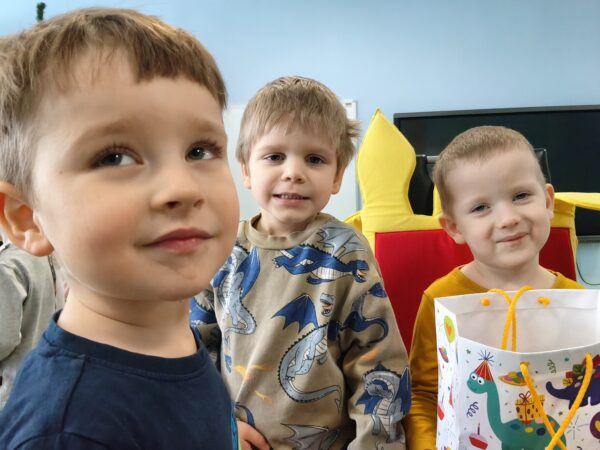 Szymonek świętuje 4. urodzinki.