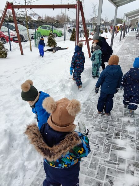 Misiowe harce na śniegu.