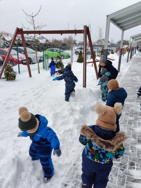Misiowe harce na śniegu.