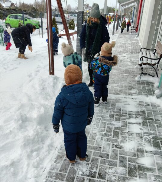 Misiowe harce na śniegu.