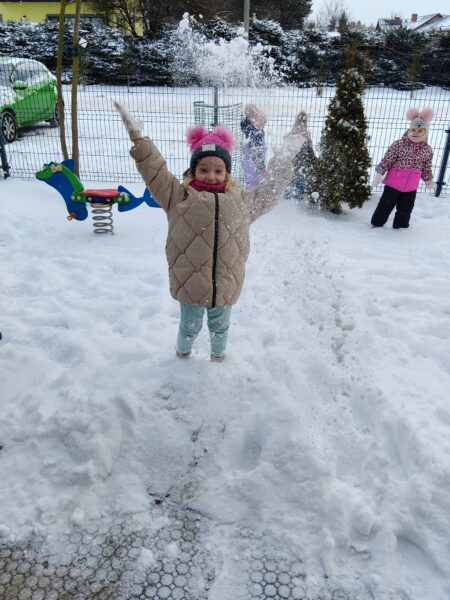 Misiowe harce na śniegu.