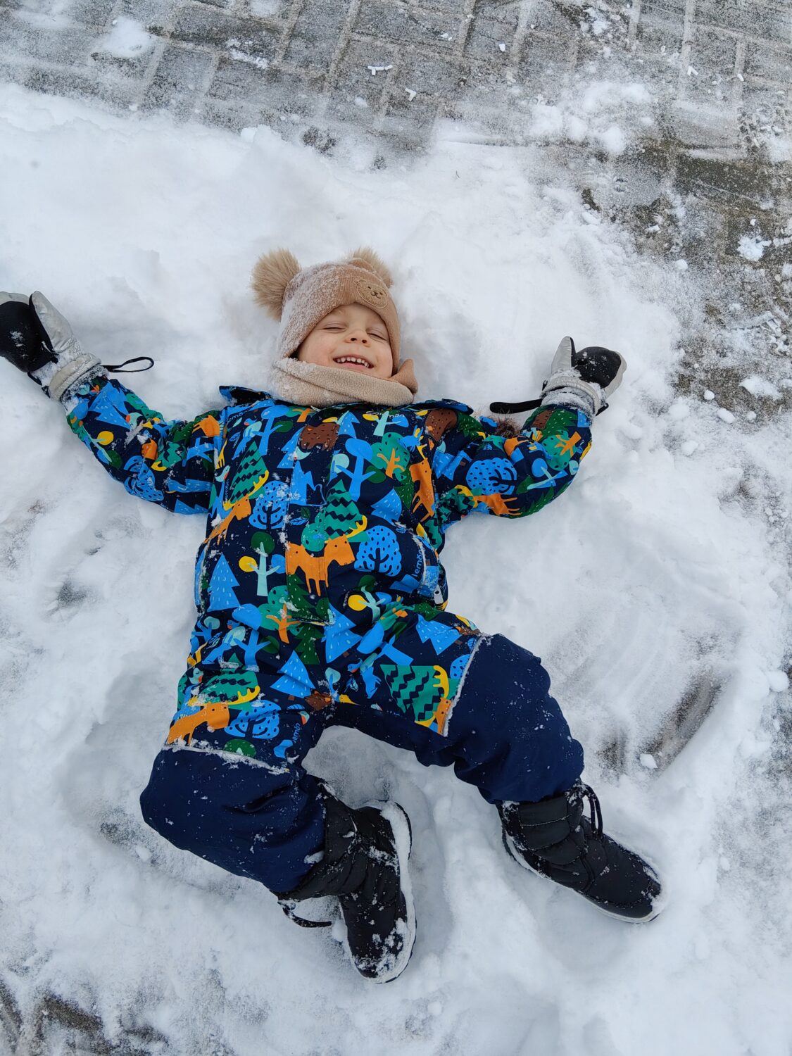 Misiowe harce na śniegu.