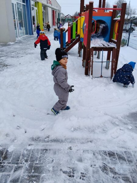 Misiowe harce na śniegu.