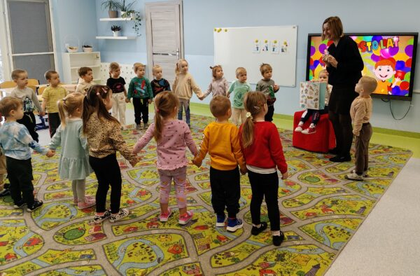 Wiktorka świętuje w przedszkolu 4. urodzinki.