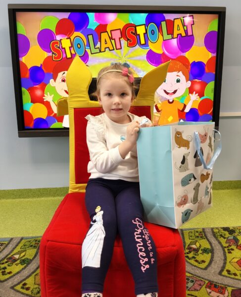 Wiktorka świętuje w przedszkolu 4. urodzinki.