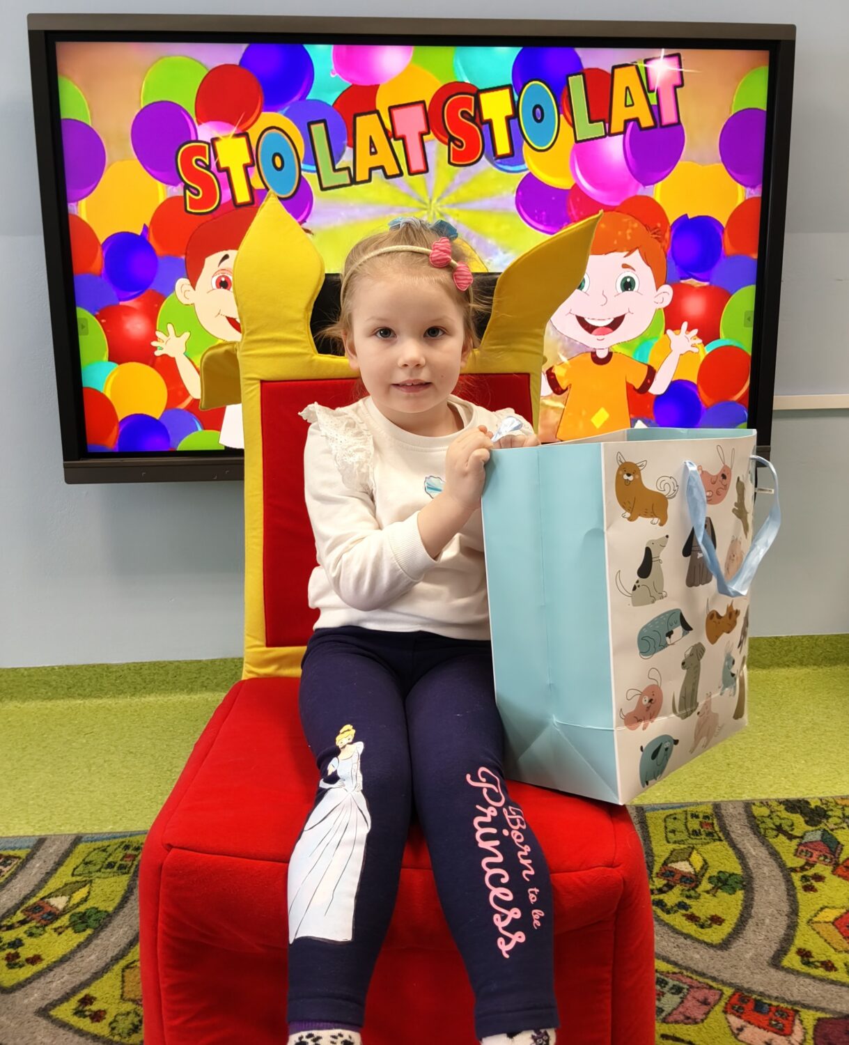 Wiktorka świętuje w przedszkolu 4. urodzinki.