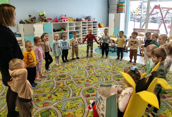 Wiktorka świętuje w przedszkolu 4. urodzinki.