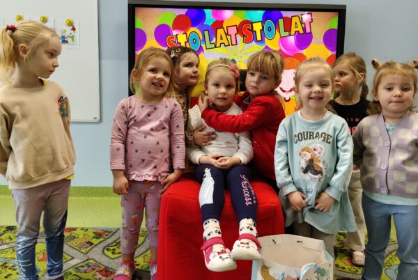 Wiktorka świętuje w przedszkolu 4. urodzinki.