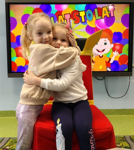 Wiktorka świętuje w przedszkolu 4. urodzinki.