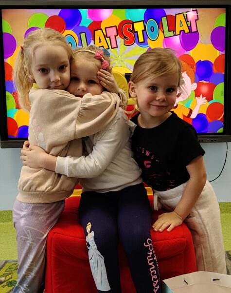 Wiktorka świętuje w przedszkolu 4. urodzinki.