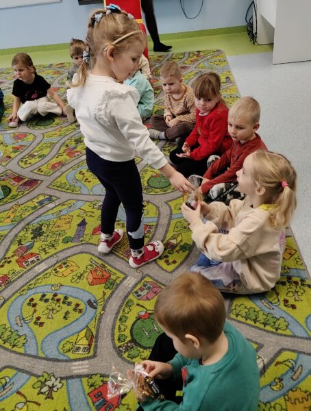 Wiktorka świętuje w przedszkolu 4. urodzinki.